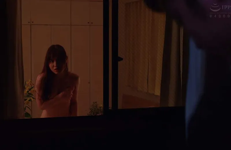 Em hotgirl cạnh nhà Ông xã Gã chồng cạnh nhà thường xuyên thay đồ ở ngay cửa sổ